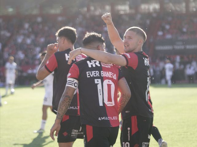 Miljevic abraza a Banega en el partido ante Central Córdoba de Santiago