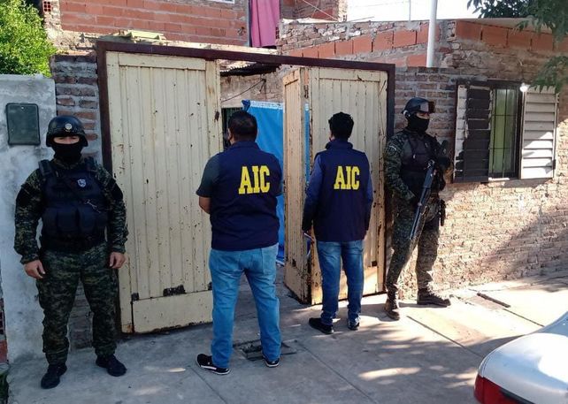 La pareja fue detenida en un procedimiento de la AIC que se realizó en una casa de Juan Canals al 2600
