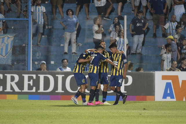 Los jugadores de Central festejan el gol de Martínez Dupuy