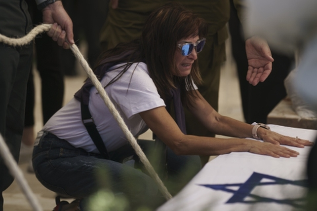Israel elevó el nivel de alerta mientras entierra a sus soldados caídos en la guerra contra Hamás.