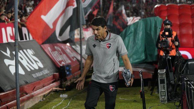 Mauricio Larriera fue el primer entrenador de Newells en 2025. Los malos resultados empujaron a su salida.