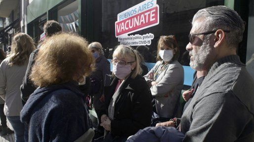Los contagios por coronavirus bajaron 89% en un mes y las muertes un 62%