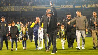 Miguel Ángel Russo saludó emocionado a los hinchas de Central. Después hizo un análisis crítico de la derrota con Huracán.
