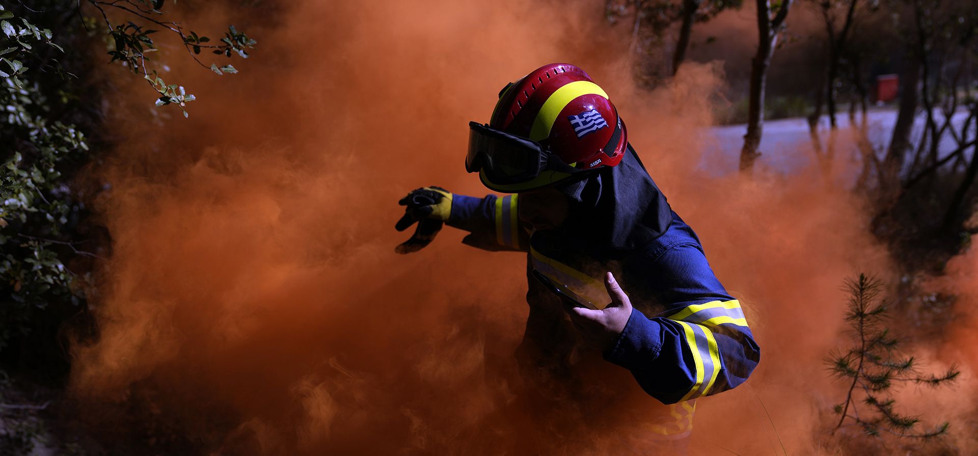 Un bombero abandona la zona de un simulacro tras encender una bengala de humo, en Glyka Nera, en el norte de Atenas, el 4 de abril de 2024. (AP Foto/Thanassis Stavrakis) Un bombero abandona la zona de un simulacro tras encender una bengala de humo, en Glyka Nera, en el norte de Atenas, el 4 de abril de 2024. (AP Foto/Thanassis Stavrakis)