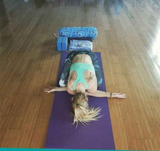 Nicole Neumann encontró alivio matinal con sensuales y jugadas posturas de yoga