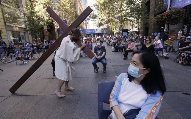 Un feligrés carga una cruz durante su interpretación de Jesucristo en una recreación del Viaje a la Cruz en Sydney, Australia.