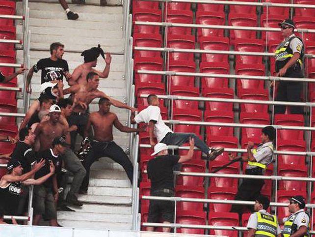 Intensa pelea entre hinchas del Corinthians y Vasco da Gama