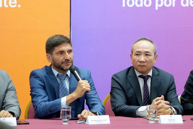 El gobernador Maximiliano Pullaro y el embajador de China en la Argentina
