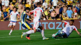 Ignacio Malcorra define en el partido ante Argentinos. Fue el gol que selló el triunfo canalla.