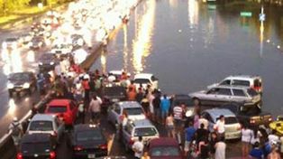 La intensa lluvia en Buenos Aires inundó la Panamericana y colapsó el tránsito