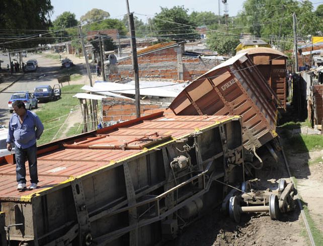 Descarriló un tren en Rosario y cayó sobre un conjunto de precarias casas