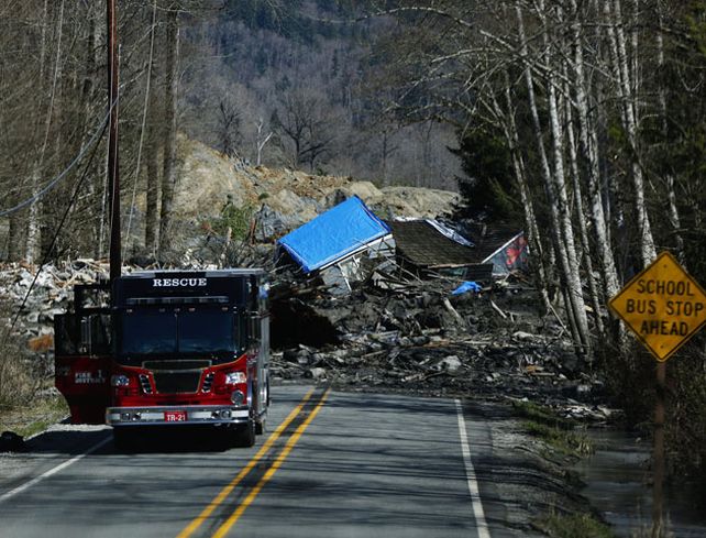 El deslizamiento de tierra derrumbó diques a lo largo de la autopista estatal 530. (Foto; AP)