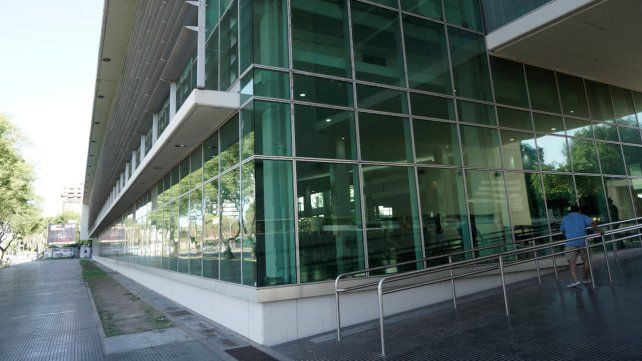 La mujer herida por la caída de un hincha está internada en el Hospital Clemente Alvarez. 