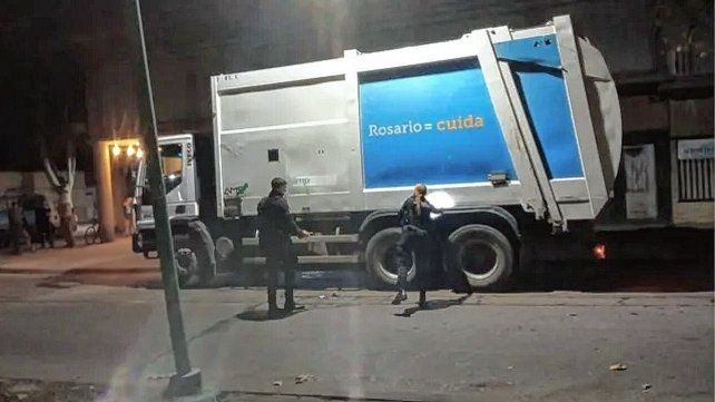 Balearon un camión recolector de residuos en Rosario