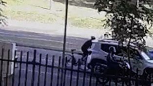 Murió un ciclista tras chocar con un auto parado en un semáforo
