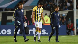 Juan Gabriel Rodríguez sale lesionado en cancha de Racing. Aguantó unos pocos minutos.