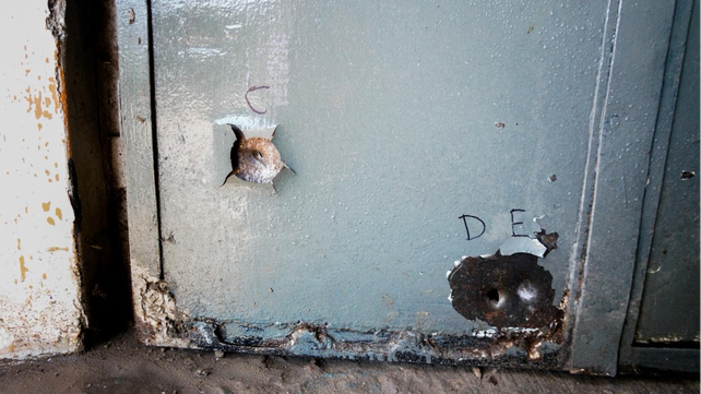 Otros de los impactos sobre el portón de la casa en calle San Nicolás.&nbsp;