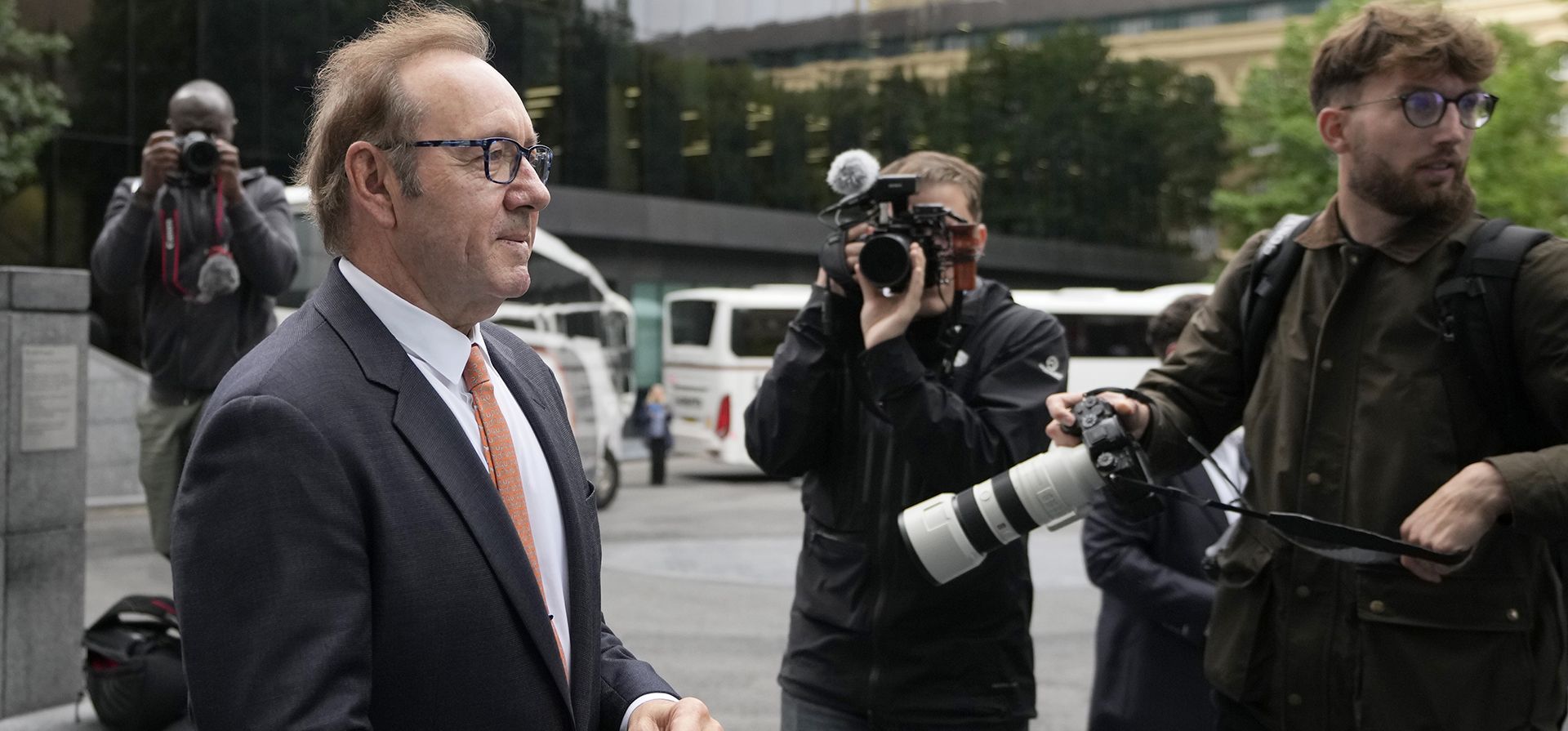 El actor Kevin Spacey llega al Tribunal de la Corona de Southwark en Londres, el lunes 24 de julio de 2023. Se espera que el jurado comience a deliberar en el caso del actor Kevin Spacey, quien se declaró inocente de nueve cargos, incluidos múltiples por agresión sexual e indecente. (Foto AP/Kirsty Wigglesworth) El actor Kevin Spacey llega al Tribunal de la Corona de Southwark en Londres, el lunes 24 de julio de 2023. Se espera que el jurado comience a deliberar en el caso del actor Kevin Spacey, quien se declaró inocente de nueve cargos, incluidos múltiples por agresión sexual e indecente. (Foto AP/Kirsty Wigglesworth)