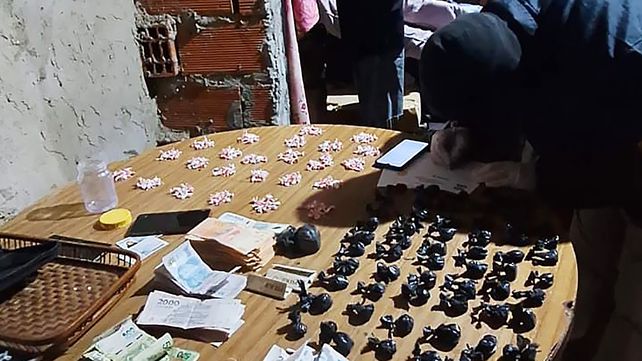 Tres allamnamientos simultáneos permitieron sacar de circulación cientos de dosis de cocaína