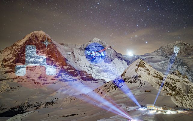 Una proyección gigante realizada por el artista de luz suizo Gerry Hofstetter