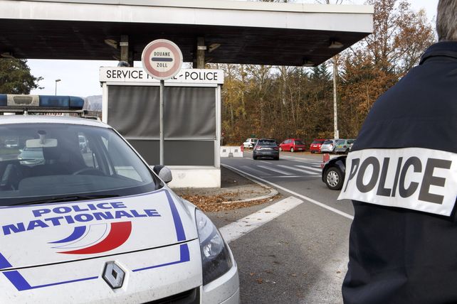 Control policial y militar en el límite entre Francia y Suiza. Las fronteras están cerradas. (Foto Reuters)