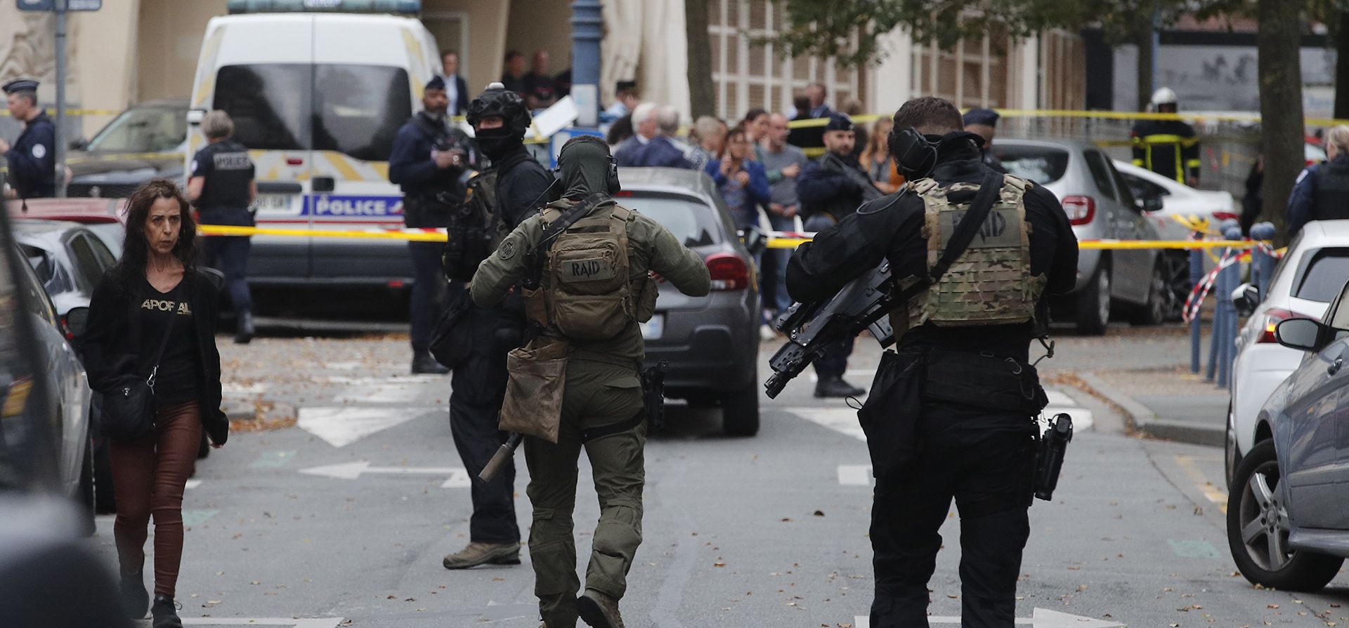 Agentes de policía de élite del escuadrón RAID patrullan después de que un hombre armado con un cuchillo matara a un maestro e hiriera a otros dos en una escuela secundaria en el norte de Francia, el viernes 13 de octubre de 2023 en Arras. (Foto AP/Michel Spingler Agentes de policía de élite del escuadrón RAID patrullan después de que un hombre armado con un cuchillo matara a un maestro e hiriera a otros dos en una escuela secundaria en el norte de Francia, el viernes 13 de octubre de 2023 en Arras. (Foto AP/Michel Spingler