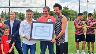 El diputado Leandro Busatto entregó un reconocimiento al plantel de Colón por el campeonato.&nbsp;