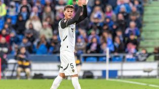 La pinta de Enzo Barrenechea, con la camiseta de su nuevo club, el Valencia de España. De ahí, a la selección de Lionel Scaloni.