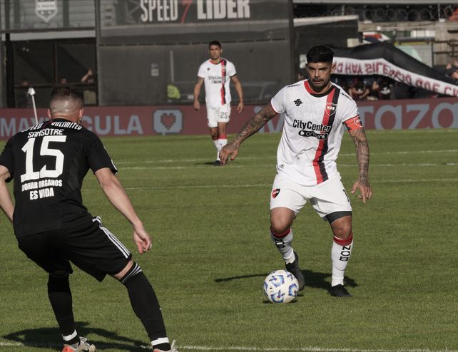 Ever Banega sintió molestias durante el partido entre Newells y Deportivo Riestra. Se lesionó y fue el último que jugó.