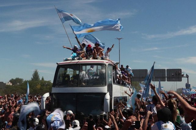 El seleccionado en la scaloneta transitando las autopistas de BsAs rodeado de una multitud. 