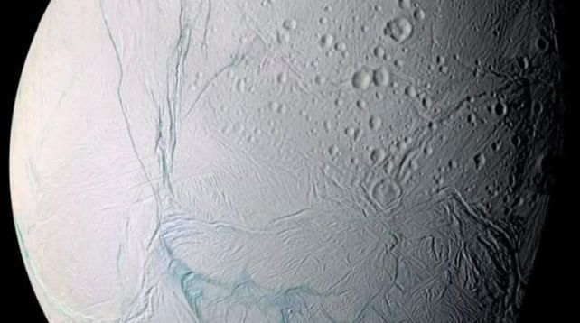 Increíbles imágenes de una luna de Saturno: se advierte un océano bajo su superficie polar