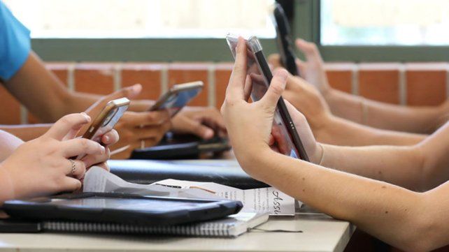 El celular dentro de las aulas