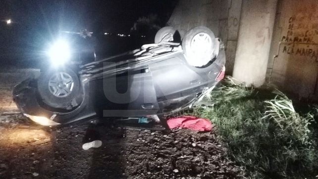 Persecución y vuelco: dos delincuentes presos y dos prófugos