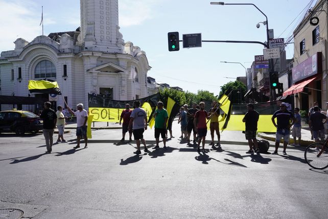 Sorpresivo paro de taxis tras una tensa reunión con el intendente Javkin