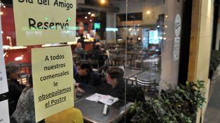 Los bares y restaurantes de Rosario buscan las maneras de atraer clientes para el Día del Amigo.