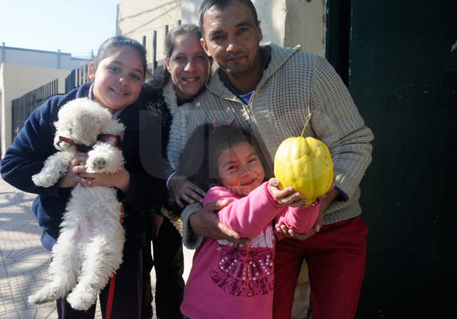 La familia de Matilde mostró el gigante ejemplar del limón. Fotos: José Busiemi / D. UNO