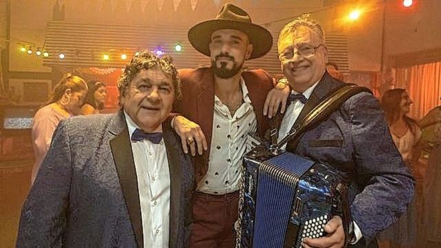 Abel Pintos se unió a Los Palmeras para presentar Camina (suave y elegante)