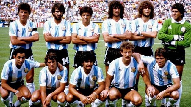 El equipo argentino en el Mundial de España, con Passarella, Olguín, Galván, Kempes, Tarantini y Fillol (parados); Ardiles, Barbas, Maradona, Calderón y Bertoni (agachados).