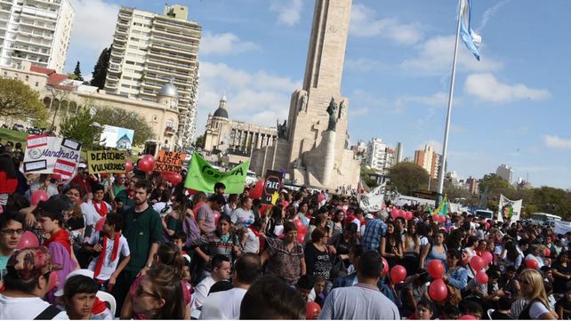 Multitudinaria protesta frente al Monumento contra los recortes en discapacidad
