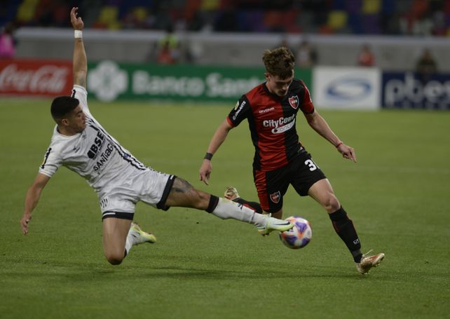 Newells brilló en Santiago, ganó 3 a 0 y está muy cerca de la Sudamericana