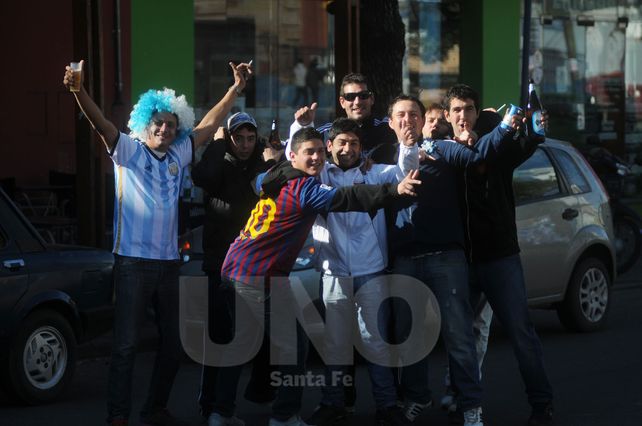 Los santafesinos festejaron la victoria de Argentina frente a Irán
