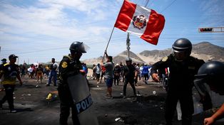Partidarios de Pedro Castillo cortan la avenida Panamericana Norte mientras oficiales de policía arriban para despejar la zona en Chao.
