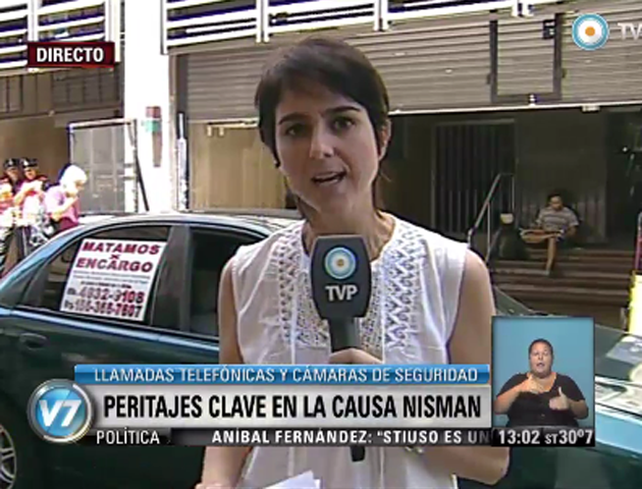 La periodista Silvia Fernández no se enteró de que a sus espaldas un auto tenía el cartel Matamos x encargo.