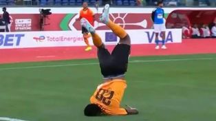 Un festejo riesgoso de un jugador de Zambia que terminó en un accidente importante.