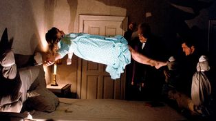 Regan (Linda Blair) está suspendida en el aire, mientras el padre Merrin &nbsp;(Von Sydow) y el padre Karras (Jason Miller) &nbsp;intentan sacarle el demonio de su cuerpo.
