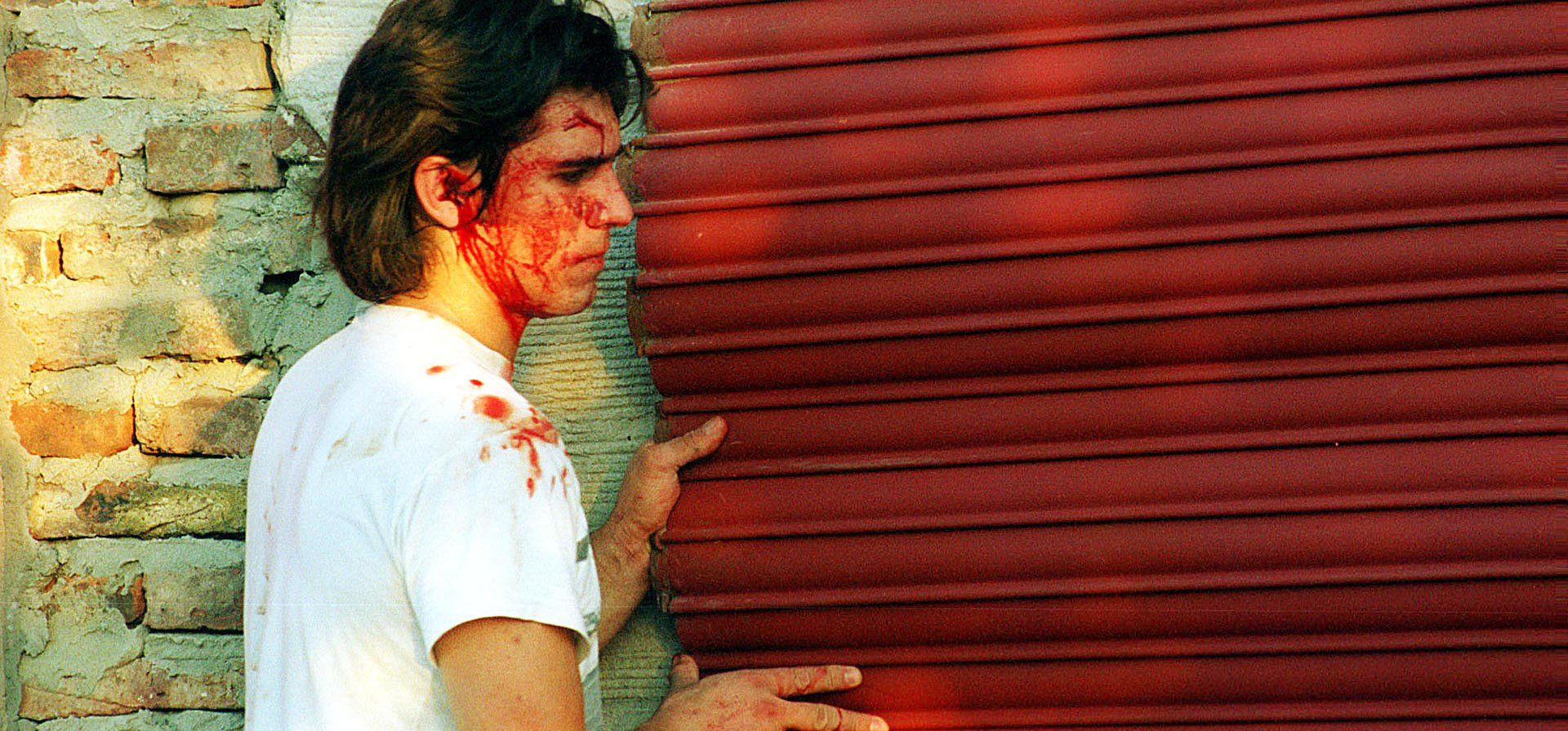 19/12/2001. Dos hermanos, propietarios de una carnicería de Bv. Avellaneda y Gálvez, terminaron con sus cabezas partidas tras una batalla a piedrazos con un grupo de manifestantes enardecidos que intentó arrancar las persianas del comercio.