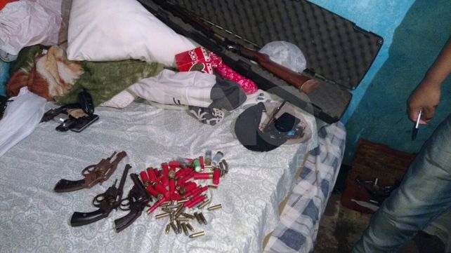 Cayeron vendedores barriales de drogas con cocaína, marihuana, ocho armas y decenas de balas