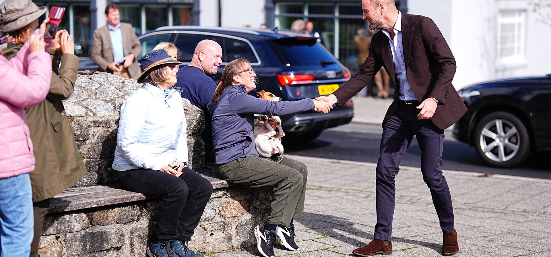 El príncipe Guillermo de Gran Bretaña —conocido también como duque de Cornualles mientras se encuentra en dicho condado— saluda a miembros del público durante una visita a Princetown, en Dartmoor (Inglaterra), el martes 15 de septiembre de 2026. (Aaron Chown/PA vía AP)