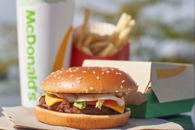 Las hamburguesas de Mc Donald`s podrían comerse en pleno parque Independencia si se larga la obra que ya cuenta con voces críticas.