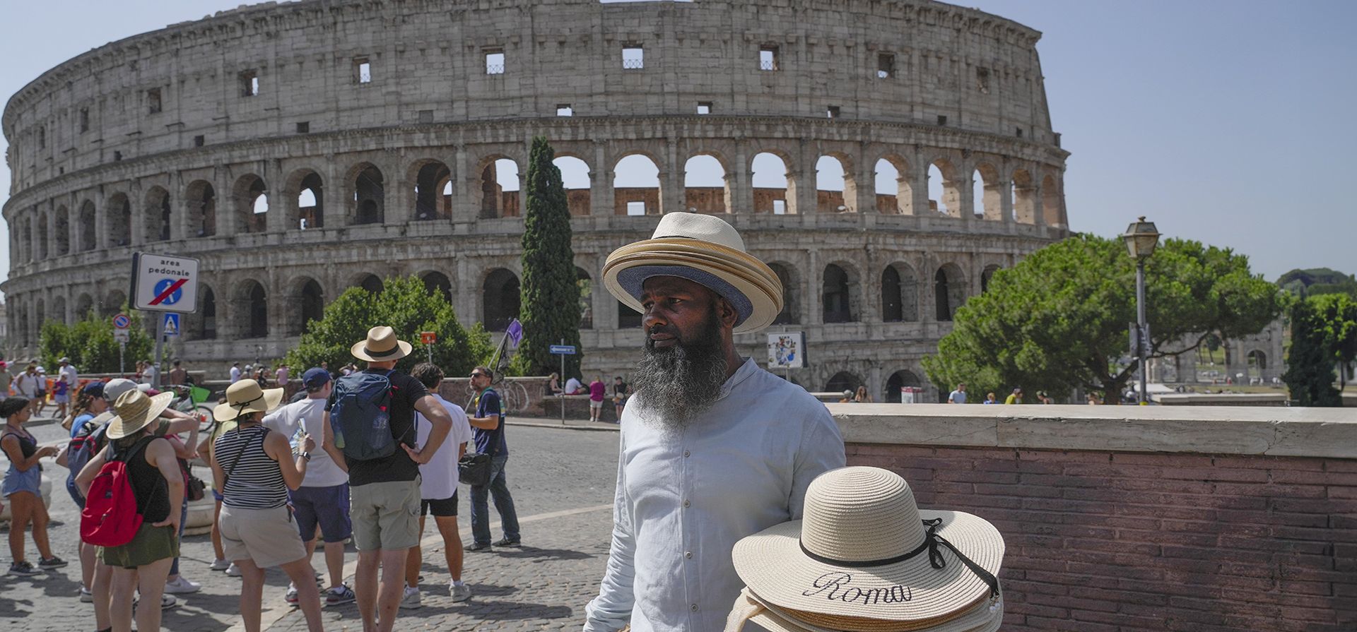 Un vendedor ambulante ofrece sombreros frente al Coliseo en Roma, el lunes 17 de julio de 2023. Los turistas acuden en masa a la ciudad eterna mientras las temperaturas abrasadoras se apoderan del centro de Italia con Roma en la parte superior de la lista de alerta roja como una de las ciudades más calurosas de Italia. (Foto AP/Gregorio Borgia) Un vendedor ambulante ofrece sombreros frente al Coliseo en Roma, el lunes 17 de julio de 2023. Los turistas acuden en masa a la ciudad eterna mientras las temperaturas abrasadoras se apoderan del centro de Italia con Roma en la parte superior de la lista de alerta roja como una de las ciudades más calurosas de Italia. (Foto AP/Gregorio Borgia)